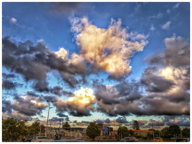 Foto vista de ângulo baixo de céu nublado