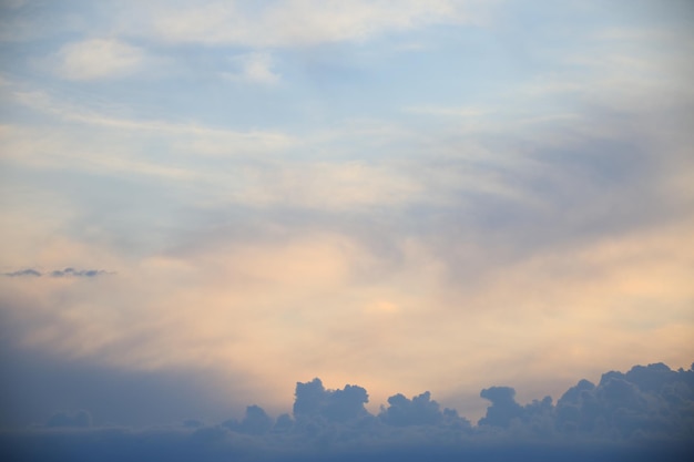 Vista de ângulo baixo de céu nublado