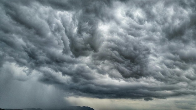 Foto vista de ângulo baixo de céu nublado