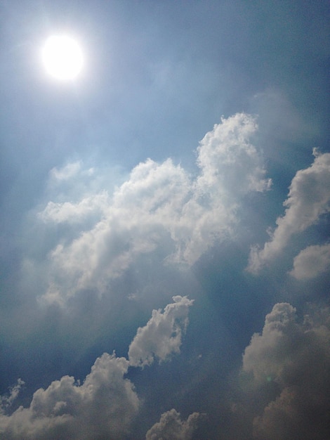 Foto vista de ângulo baixo de céu nublado