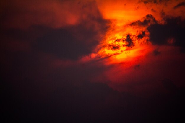 Foto vista de ângulo baixo de céu nublado