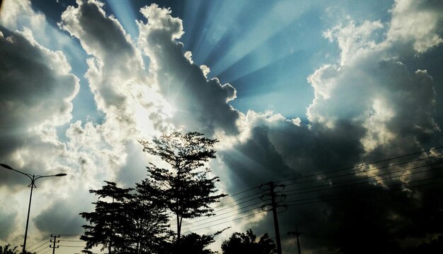 Foto vista de ângulo baixo de céu nublado