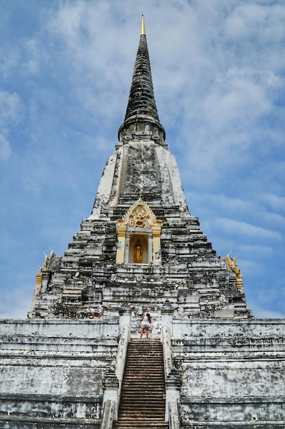 Vista de ângulo baixo de chedi phukhao thong contra o céu nublado