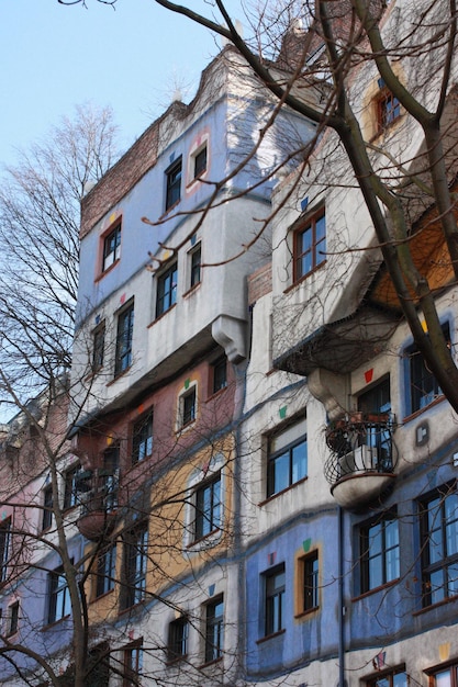 Vista de ângulo baixo de edifício com janelas