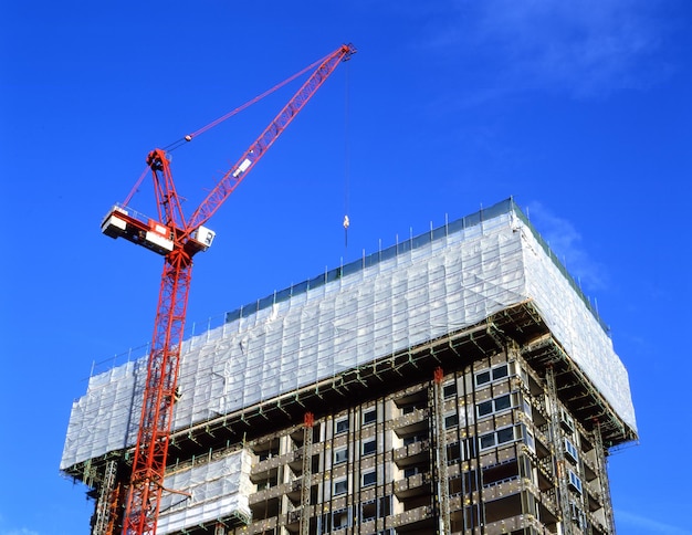 Vista de ângulo baixo de edifício em construção contra o céu