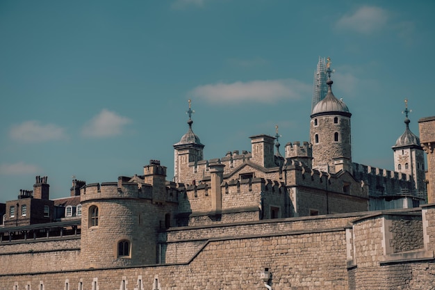 Vista de ângulo baixo de edifício histórico contra o céu na cidade