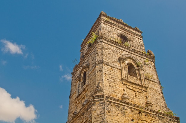Vista de ângulo baixo de edifício histórico contra o céu