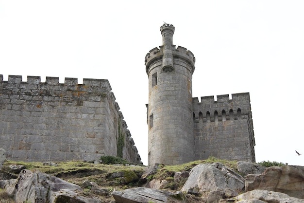 Vista de ângulo baixo de edifício histórico contra o céu