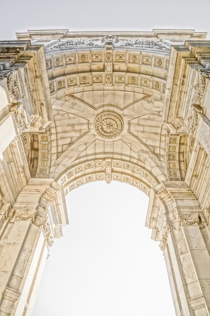 Foto vista de ângulo baixo de edifício histórico contra o céu