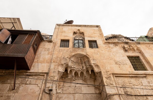 Foto vista de ângulo baixo de edifício histórico contra o céu