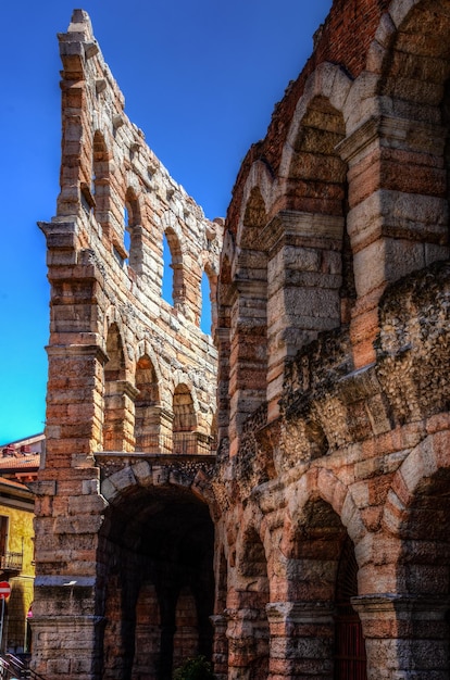 Vista de ângulo baixo de edifício histórico contra o céu