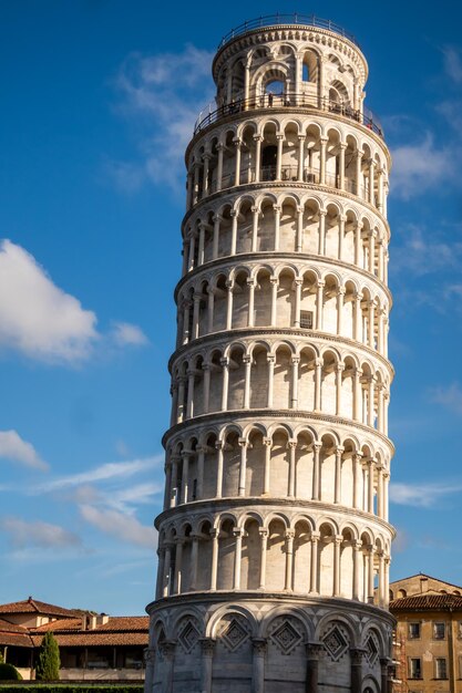 Foto vista de ângulo baixo de edifício histórico contra o céu