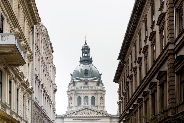 Vista de ângulo baixo de edifício histórico contra o céu