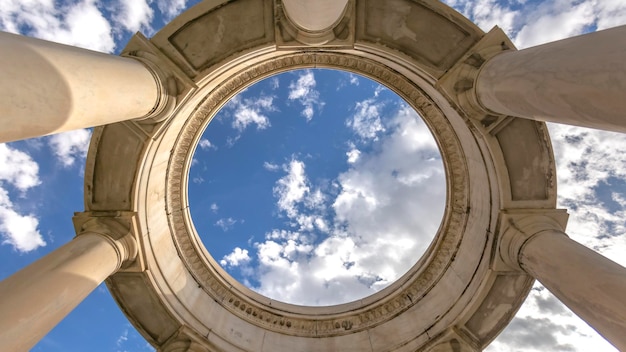 Vista de ângulo baixo de edifício histórico contra o céu