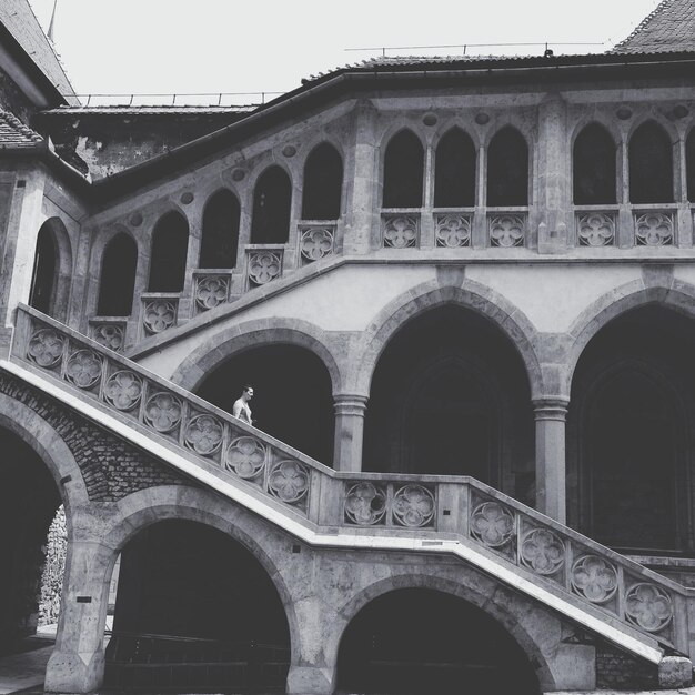 Foto vista de ângulo baixo de edifício histórico contra o céu