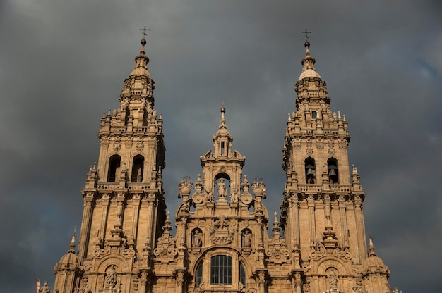 Vista de ângulo baixo de edifício histórico contra o céu