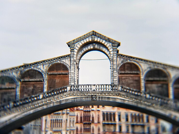 Foto vista de ângulo baixo de edifício histórico contra o céu