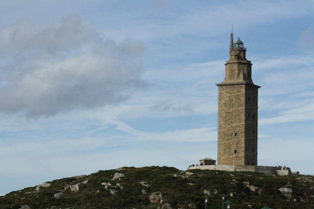Vista de ângulo baixo de edifício histórico contra o céu