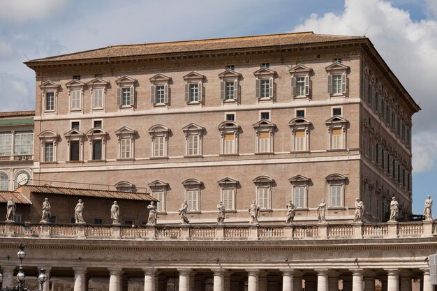 Vista de ângulo baixo de edifício histórico contra o céu