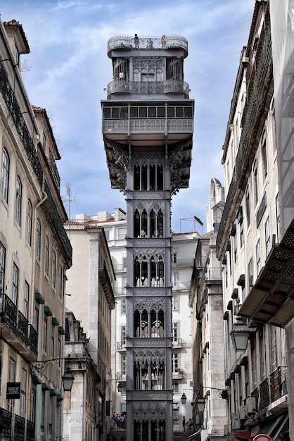 Vista de ângulo baixo de edifício histórico contra o céu