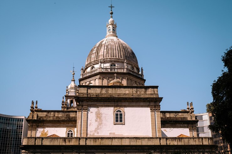 Foto vista de ângulo baixo de edifício histórico contra o céu