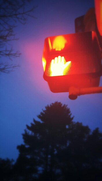 Foto vista de ângulo baixo de edifício iluminado contra o céu