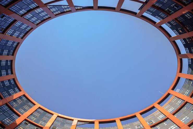 Foto vista de ângulo baixo de edifício moderno contra o céu azul claro na cidade
