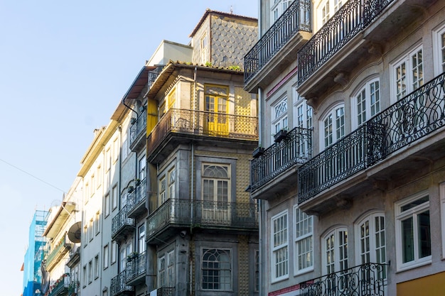 Vista de ângulo baixo de edifícios contra céu claro