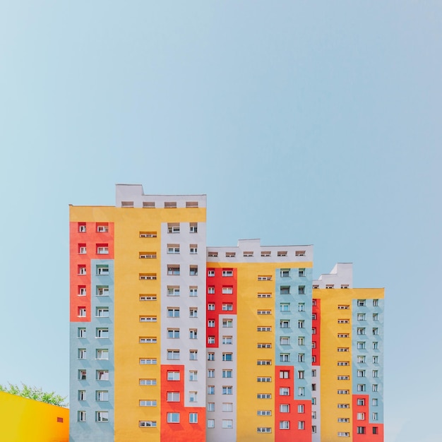 Vista de ângulo baixo de edifícios contra céu claro