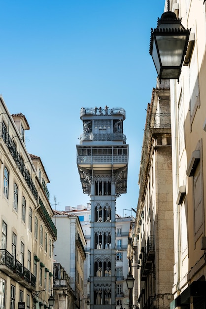 Vista de ângulo baixo de edifícios contra céu claro