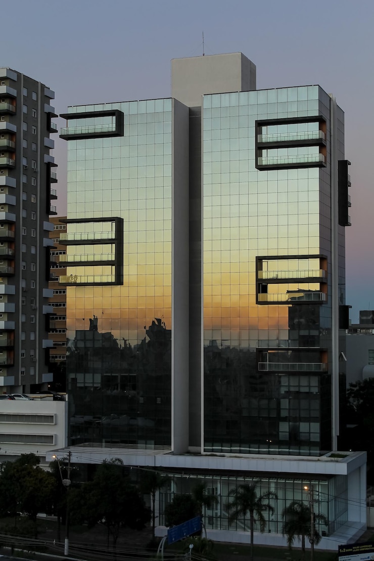 Foto vista de ângulo baixo de edifícios contra o céu ao anoitecer