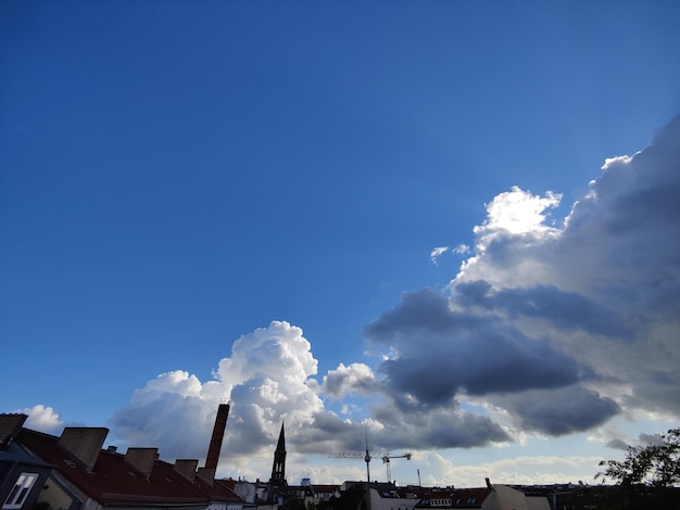 Vista de ângulo baixo de edifícios contra o céu azul