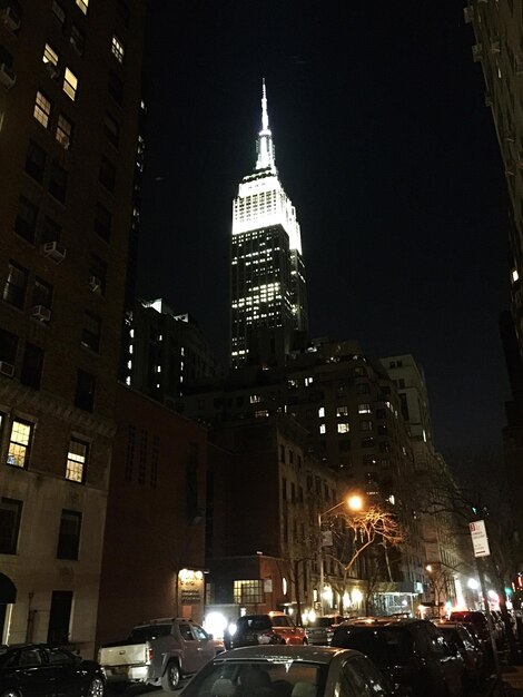 Foto vista de ângulo baixo de edifícios iluminados à noite