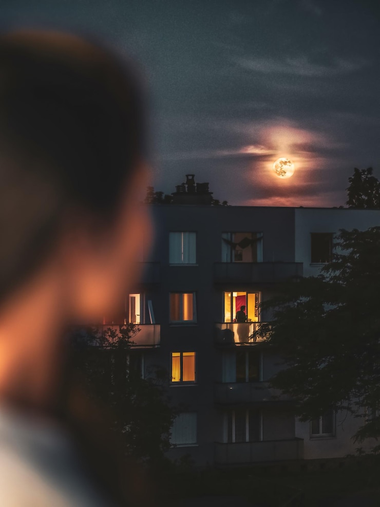 Foto vista de ângulo baixo de edifícios iluminados contra o céu durante o pôr do sol