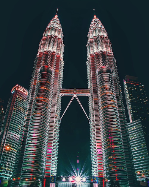 Foto vista de ângulo baixo de edifícios iluminados na cidade à noite