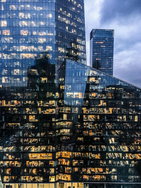 Foto vista de ângulo baixo de edifícios iluminados na cidade à noite