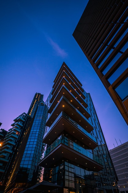 Vista de ângulo baixo de edifícios modernos contra o céu azul