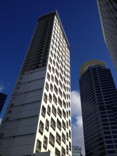 Foto vista de ângulo baixo de edifícios modernos contra o céu azul