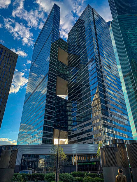 Foto vista de ângulo baixo de edifícios modernos contra o céu na cidade