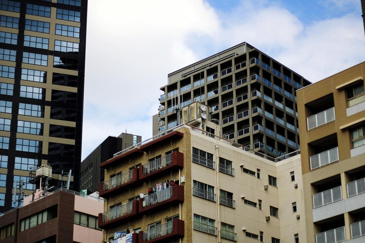 Foto vista de ângulo baixo de edifícios modernos contra o céu.