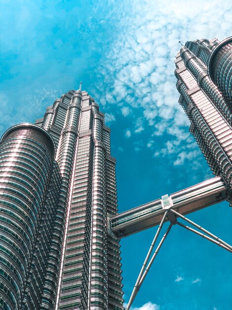 Foto vista de ângulo baixo de edifícios modernos contra o céu