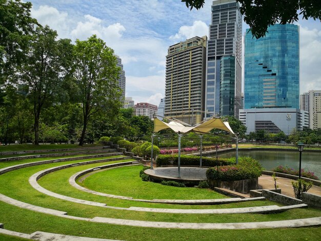 Vista de ângulo baixo de edifícios modernos contra o céu