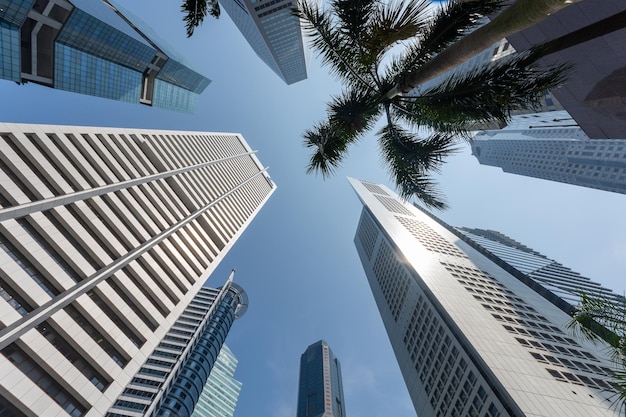 Vista de ângulo baixo de edifícios modernos contra o céu