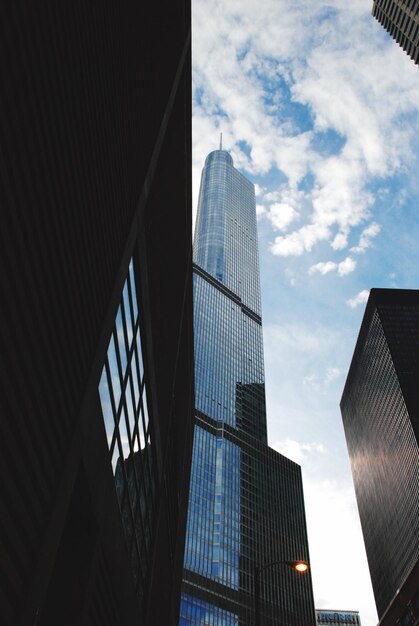 Foto vista de ângulo baixo de edifícios modernos contra o céu