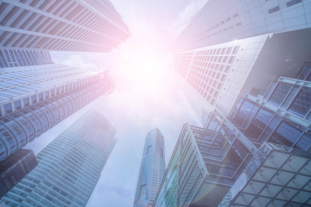 Vista de ângulo baixo de edifícios modernos contra o céu