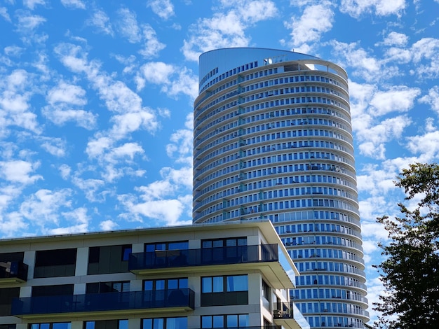 Foto vista de ângulo baixo de edifícios modernos contra o céu