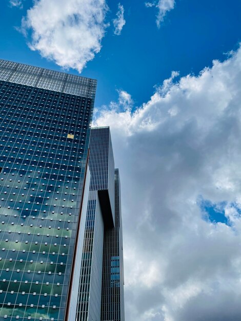 Foto vista de ângulo baixo de edifícios modernos contra o céu