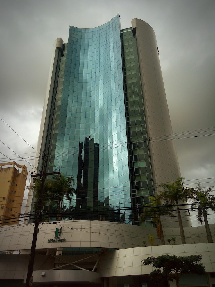 Foto vista de ângulo baixo de edifícios modernos contra o céu