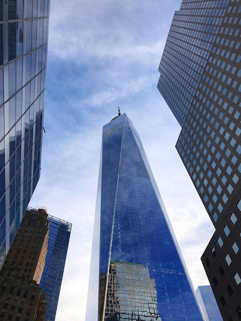 Foto vista de ângulo baixo de edifícios modernos contra o céu