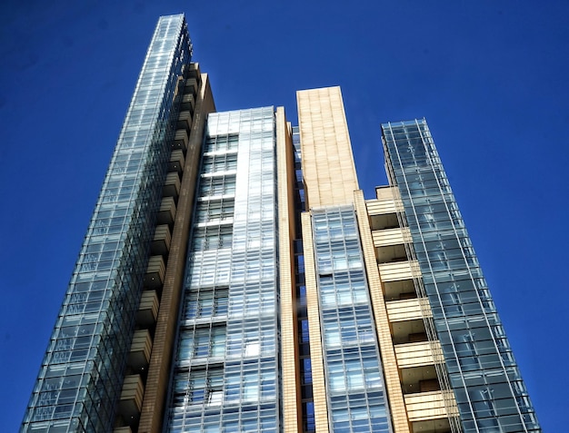 Vista de ângulo baixo de edifícios modernos contra um céu azul claro